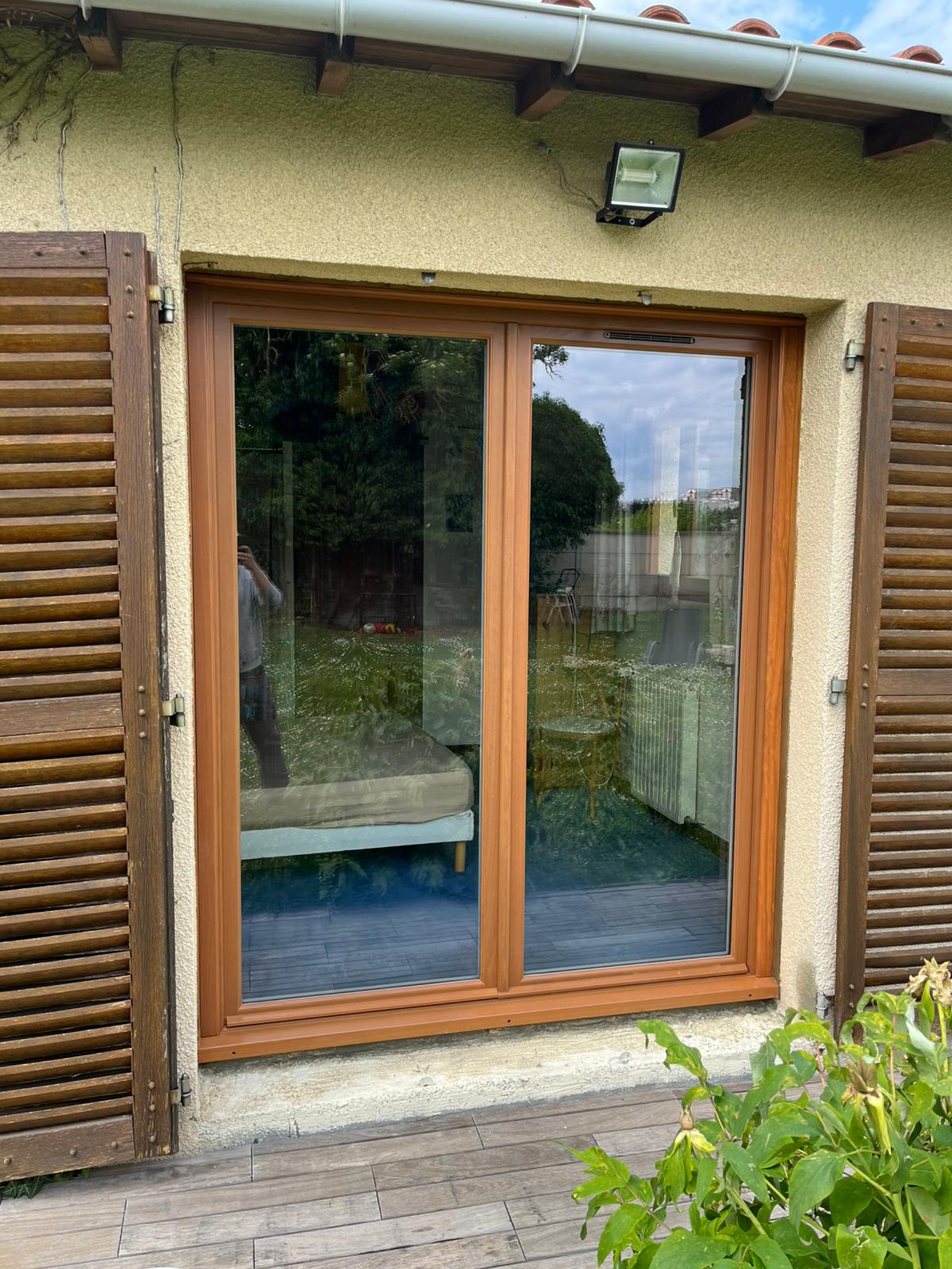 Fenêtre coulissante en aluminium noir avec grande baie vitrée offrant une vue panoramique
